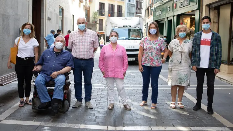 El vicepresidente segundo Aierdi, junto al presidente de la Fundación París 365, Patxi Lasa, y resto de autoridades en la visita a la vivienda - GOBIERNO DE NAVARRA