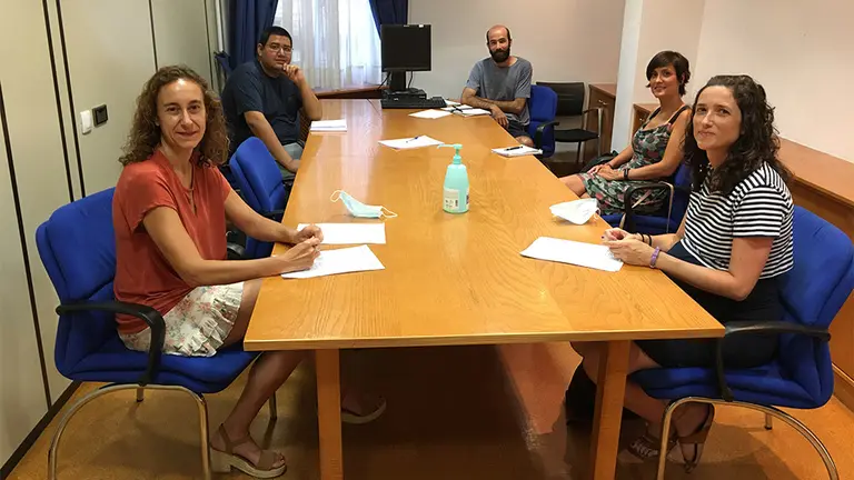 La directora general de Políticas Migratorias, Patricia Ruiz de Irizar; Miriam Irisarri, por parte de SOS Racismo ​y personal del departamento. GOBIERNO DE NAVARRA