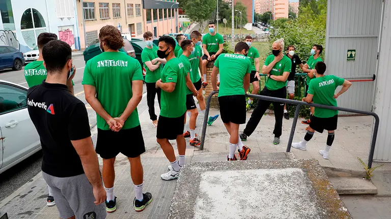 GRAF2874. PAMPLONA, 21/07/2020.- Los jugadores y cuerpo técnico del Helvetia Anaitasuna este martes en Pamplona momentos antes de dar comienzo el primer entrenamiento de la temporada. EFE/Villar López
