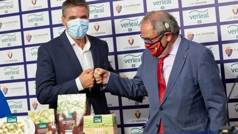 Benito Jiménez (Congelados de Navarra) y Luis Sabalza (Osasuna), durante la presentación del patrocinio del equipo CA OSASUNA