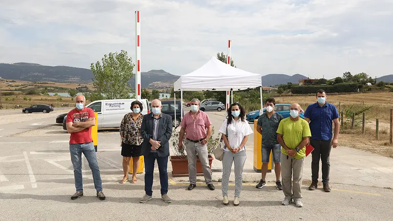 El vicepresidente Aierdi, junto a los alcaldes de los Valles de Guesálaz y Yerri, Pedro Soto y Eduardo Lezaun y resto de autoridades en la visita al pantano de Alloz. GOBIERNO DE NAVARRA