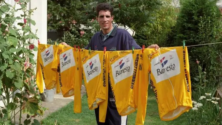 Miguel Induráin celebra haber conquista su quinto Tour de Francia EFE