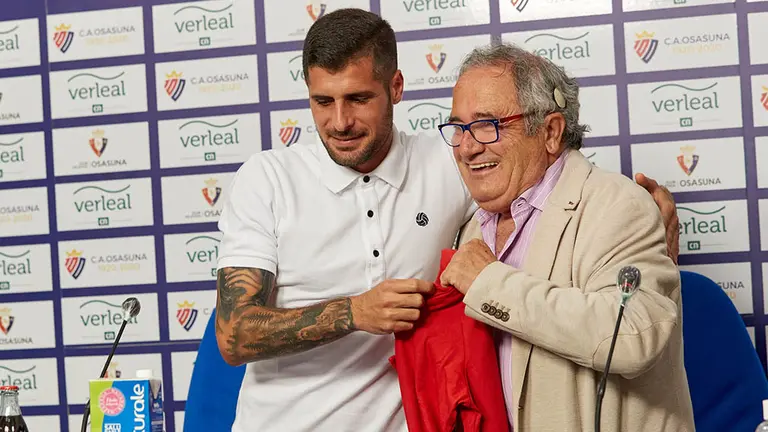 Fran Mérida se abraza con el presidente de Osasuna, Luis Sabalza, en la rueda de prensa de despedida del centrocampista. C.A. OSASUNA