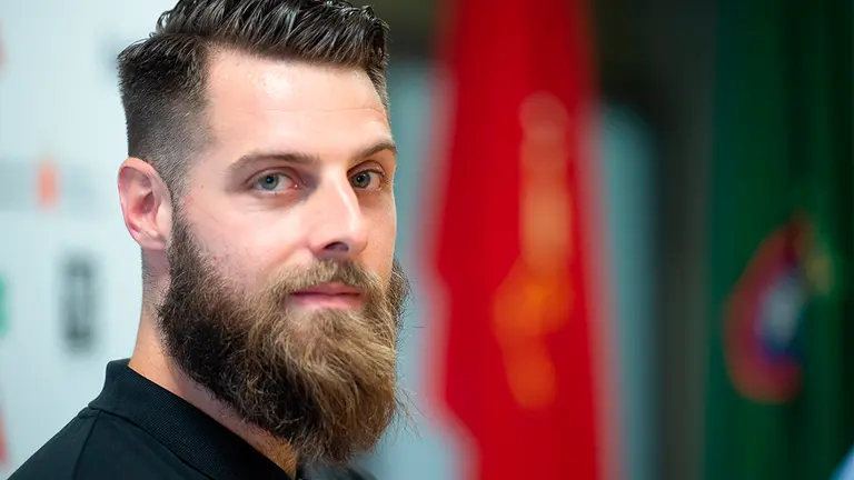 El jugador internacional de balonmano Juan del Arco Pérez, procedente del Limoges francés, durante la presentación este miércoles en Pamplona como nuevo jugador del Helvetia Anaitasuna. EFE/Iñaki Porto