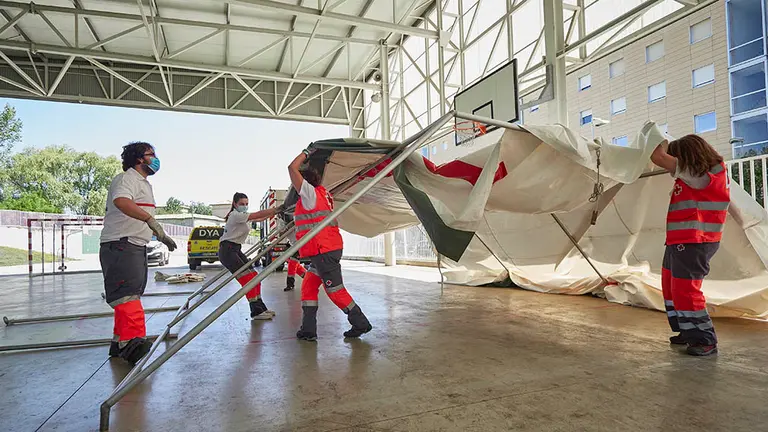 Médicos y voluntarios preparan en las inmediaciones del Instituto de Educación Secundaria de Mendillorri la zona donde realizarán durante esta tarde pruebas PCR de diagnóstico de COVID-19 a jóvenes de entre 17 y 28 años, en Pamplona, Navarra (España), a 23 de julio de 2020. El Gobierno de Navarra decidió implantar en el barrio pamplonés de Mendillorri la llamada fase 2 debido al incremento de contagios por un brote de coronavirus por ello se realizan pruebas de PCR a todos los jóvenes de entre 17 y 28 años en este barrio, ya que representan el 93% de los afectados por este brote. Serían pruebas a unos 2.400 jóvenes.

23 JULIO 2020;PAMPLONA;NAVARRA;CORONAVIRUS;PCR;MEDILLORRI

23/7/2020