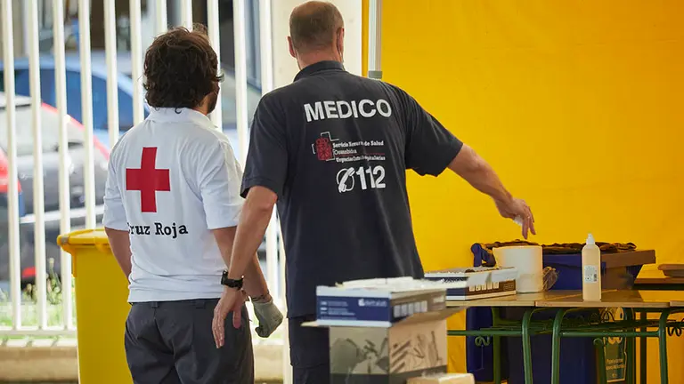 Médicos y voluntarios preparan en las inmediaciones del Instituto de Educación Secundaria de Mendillorri la zona donde realizarán durante esta tarde pruebas PCR de diagnóstico de COVID-19 a jóvenes de entre 17 y 28 años, en Pamplona, Navarra (España), a 23 de julio de 2020. El Gobierno de Navarra decidió implantar en el barrio pamplonés de Mendillorri la llamada fase 2 debido al incremento de contagios por un brote de coronavirus por ello se realizan pruebas de PCR a todos los jóvenes de entre 17 y 28 años en este barrio, ya que representan el 93% de los afectados por este brote. Serían pruebas a unos 2.400 jóvenes.

23 JULIO 2020;PAMPLONA;NAVARRA;CORONAVIRUS;PCR;MEDILLORRI

23/7/2020