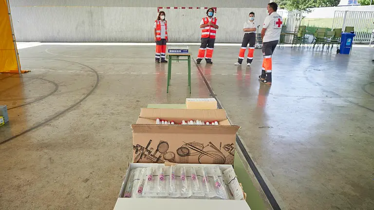 Médicos y voluntarios preparan en las inmediaciones del Instituto de Educación Secundaria de Mendillorri la zona donde realizarán durante esta tarde pruebas PCR de diagnóstico de COVID-19 a jóvenes de entre 17 y 28 años, en Pamplona, Navarra (España), a 23 de julio de 2020. El Gobierno de Navarra decidió implantar en el barrio pamplonés de Mendillorri la llamada fase 2 debido al incremento de contagios por un brote de coronavirus por ello se realizan pruebas de PCR a todos los jóvenes de entre 17 y 28 años en este barrio, ya que representan el 93% de los afectados por este brote. Serían pruebas a unos 2.400 jóvenes.

23 JULIO 2020;PAMPLONA;NAVARRA;CORONAVIRUS;PCR;MEDILLORRI

23/7/2020
