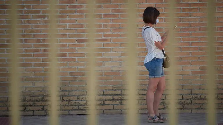 Una mujer en las inmediaciones del Instituto de Educación Secundaria de Mendillorri donde realizarán durante esta tarde pruebas PCR de diagnóstico de COVID-19 a jóvenes de entre 17 y 28 años, en Pamplona, Navarra (España), a 23 de julio de 2020. El Gobierno de Navarra decidió implantar en el barrio pamplonés de Mendillorri la llamada fase 2 debido al incremento de contagios por un brote de coronavirus por ello se realizan pruebas de PCR a todos los jóvenes de entre 17 y 28 años en este barrio, ya que representan el 93% de los afectados por este brote. Serían pruebas a unos 2.400 jóvenes.

23 JULIO 2020;PAMPLONA;NAVARRA;CORONAVIRUS;PCR;MEDILLORRI

23/7/2020