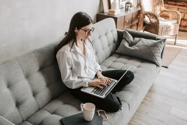 Imagen de mujer teletrabajando con su portátil. ARCHIVO