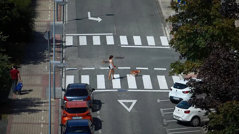 Los jovenes de mendillorri se realizan las pruebas de PCR debido al brote de coronavirus. MIGUEL OSÉS
