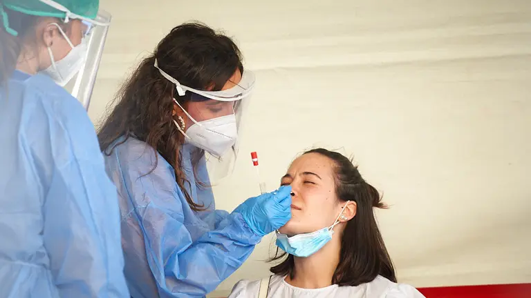 Los jovenes de mendillorri se realizan las pruebas de PCR debido al brote de coronavirus. MIGUEL OSÉS