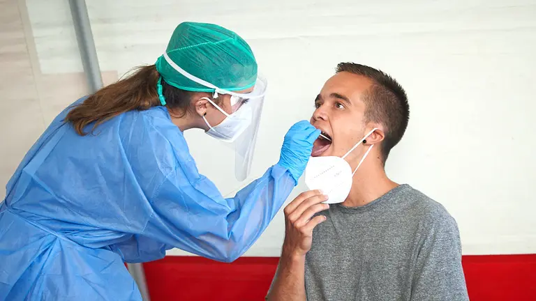 Los jovenes de mendillorri se realizan las pruebas de PCR debido al brote de coronavirus. MIGUEL OSÉS