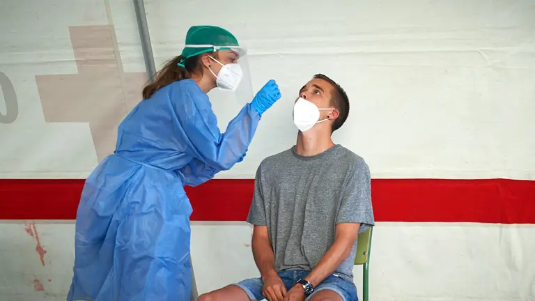 Los jovenes de mendillorri se realizan las pruebas de PCR debido al brote de coronavirus. MIGUEL OSÉS