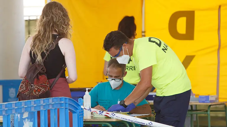 Pruebas PCR a jóvenes de Mendillorri ante el brote de coronavirus detectado en el barrio de Pamplona. FOTO GOBIERNO DE NAVARRA (1)