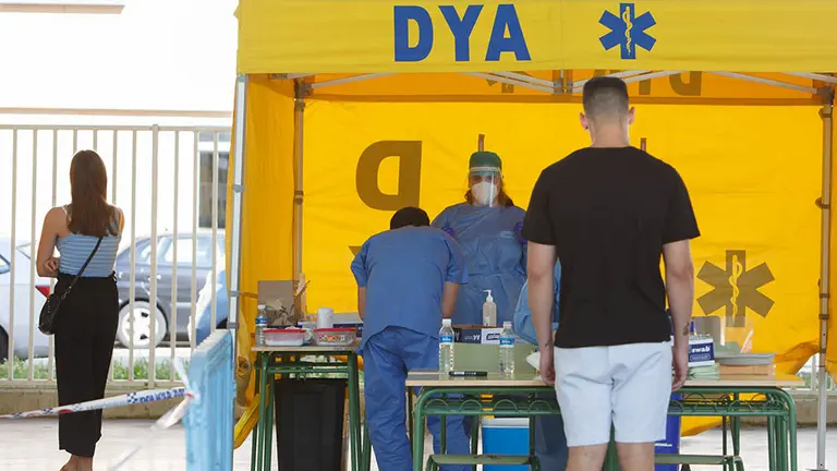 Pruebas PCR a jóvenes de Mendillorri ante el brote de coronavirus detectado en el barrio de Pamplona. FOTO GOBIERNO DE NAVARRA (2)