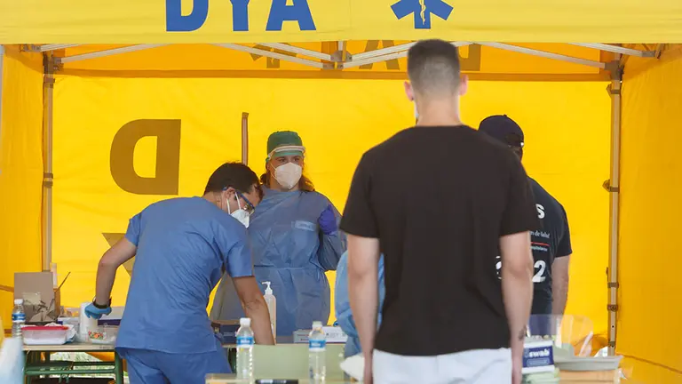 Pruebas PCR a jóvenes de Mendillorri ante el brote de coronavirus detectado en el barrio de Pamplona. FOTO GOBIERNO DE NAVARRA (3)