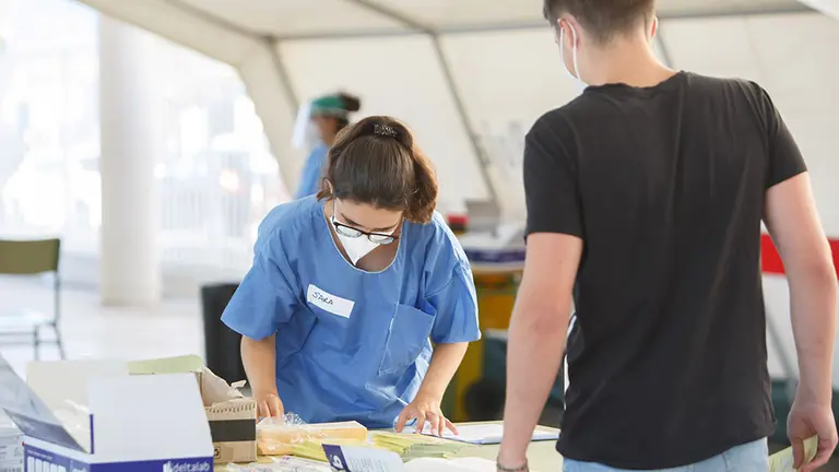 Pruebas PCR a jóvenes de Mendillorri ante el brote de coronavirus detectado en el barrio de Pamplona. FOTO GOBIERNO DE NAVARRA (5)