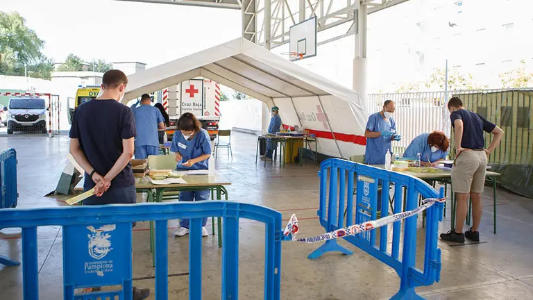 Pruebas PCR a jóvenes de Mendillorri ante el brote de coronavirus detectado en el barrio de Pamplona. FOTO GOBIERNO DE NAVARRA (6)