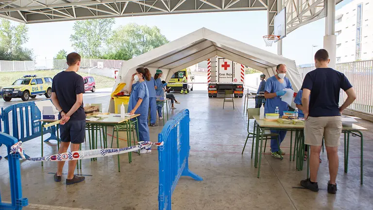Pruebas PCR a jóvenes de Mendillorri ante el brote de coronavirus detectado en el barrio de Pamplona. FOTO GOBIERNO DE NAVARRA (7)
