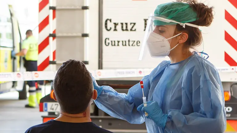 Pruebas PCR a jóvenes de Mendillorri ante el brote de coronavirus detectado en el barrio de Pamplona. FOTO GOBIERNO DE NAVARRA (10)