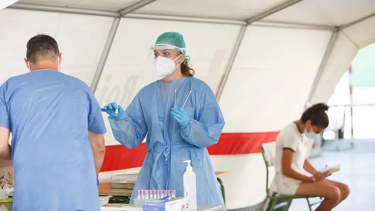 Pruebas PCR a jóvenes de Mendillorri ante el brote de coronavirus detectado en el barrio de Pamplona. GOBIERNO DE NAVARRA