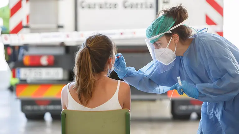 Pruebas PCR a jóvenes de Mendillorri ante el brote de coronavirus detectado en el barrio de Pamplona. FOTO GOBIERNO DE NAVARRA (14)