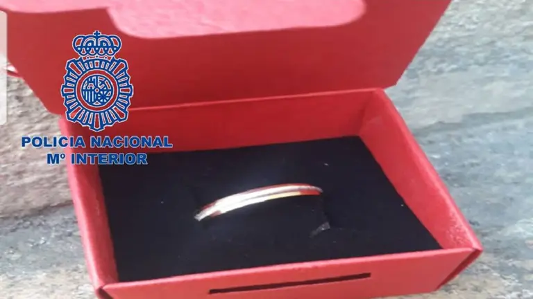 Uno de los anillos sustraídos por la detenida acusada de robar a su compañera de piso en Pamplona. POLICÍA NACIONAL