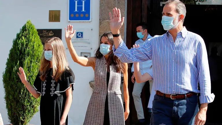 MÉRIDA, 23/07/2020.- Los reyes y sus hijas abandonan el Parador de Mérida, tras asistir anoche a la apertura del Festival de Teatro Clásico de esta ciudad, dentro de la gira autonómica que están realizando Felipe VI y doña Letizia tras levantarse el estado de alarma para mostrar su respaldo a instituciones y colectivos ante la situación a la que han tenido que hacer frente por la COVID-19. EFE/Ballesteros.

