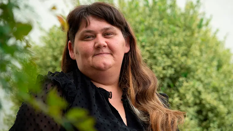 PAMPLONA, 25/07/2020.- Elena Malaguilla, recién nombrada concejala en el área de igualdad del Ayuntamiento de Beriáin (Navarra), mantiene un encuentro con Efe. Elena Malaguilla acaba de tomar posesión de su cargo como concejala de Igualdad, con una experiencia de supervivencia a sus espaldas y aprendizajes que, asegura en entrevista con Efe, le sirven ahora para aplicar políticas locales. EFE/Iñaki Porto
