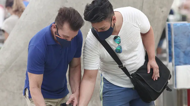 Dos pasajeros en la terminal T4 del Aeropuerto Adolfo Suárez Madrid Barajas, en Madrid (España), a 24 de julio de 2020. El Gobierno de la Comunidad de Madrid quiere abordar un plan específico con medidas de control adicionales en el aeropuerto Adolfo Suárez-Madrid Barajas, tras el aumento de casos importados detectados en la región.

24 JULIO 2020;COVID-19;VIAJEROS;CORONAVIRUS;POLÉMICA;REBROTES

24/7/2020