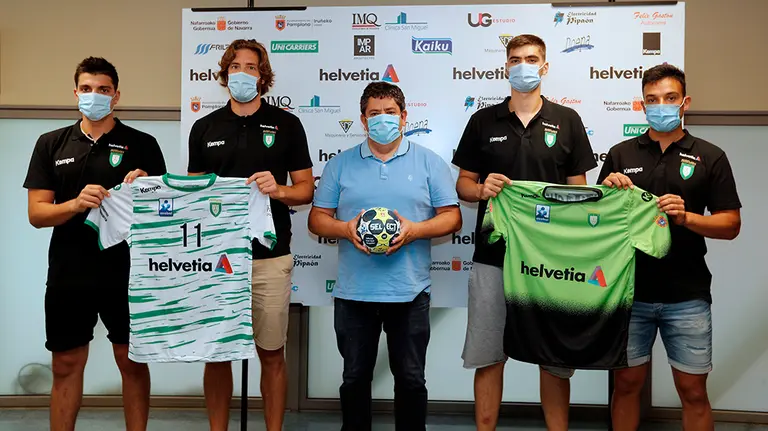 Los jugadores de balonmano Héctor Gonzáéz (i), Edu Fernández (2i), Dasco Ruslan (2d) y Ander Torrico, durante la presentación este viernes como nuevos fichajes del Helvetia Anaitasuna para la próxima temporada. EFE/Villar López