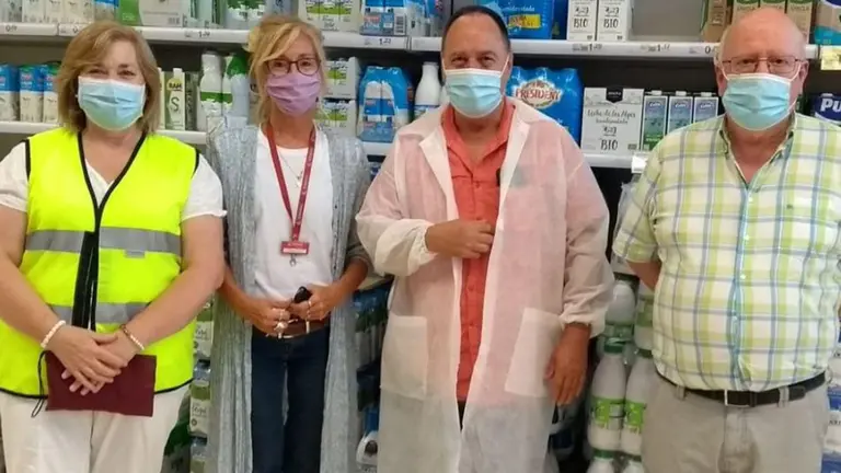 Voluntarios de la recogida La Gota de Leche, con la dirección de Eroski Iruña. CEDIDA