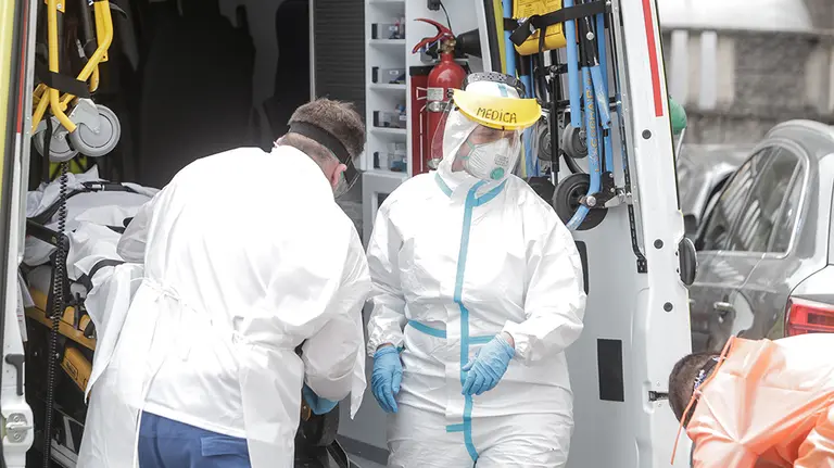 Un jugador del CF Fuenlabrada infectado de Covid-19 llega en ambulancia tras sentirse ‘indispuesto’ al Hospital Quirón trasladado desde el Hotel NH Collection Finisterre, en A Coruña, Galicia (España), a 24 de julio de 2020. El resto de la plantilla continúa aislada en el citado hotel después de que varios futbolistas dieran positivo por coronavirus.

24 JULIO 2020;COVID-19;CORONAVIRUS;FÚTBOL;FUENLABRADA;CONTAGIO

24/7/2020