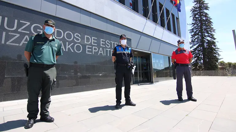 Representantes de los tres cuerpos policiales en una reunión previa a las 'no fiestas' de Estella. CEDIDA