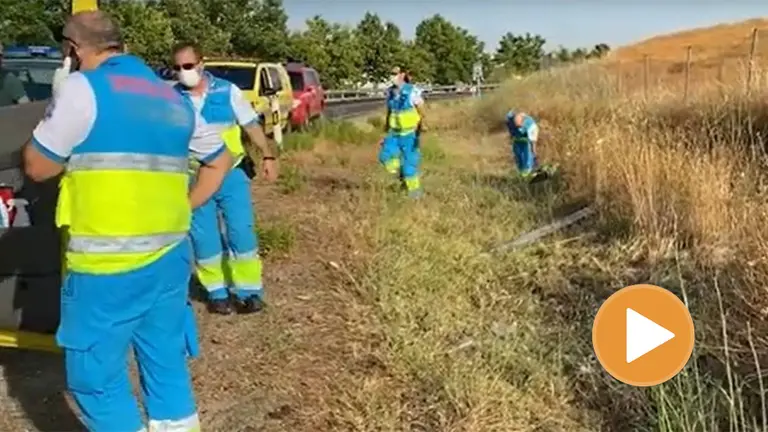 Efectivos del SUMMA 112 en la cuneta donde han sido localizadas una mujer fallecida y una joven herida grave. EMERGENCIAS 112 COMUNIDAD DE MADRID