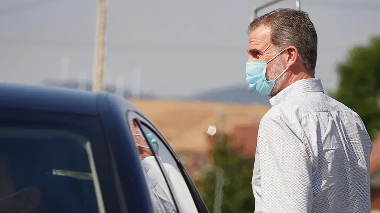 El Rey Don Felipe a su llegada para visitar el centro de la Asociación de Parálisis Cerebral de Navarra (Aspace), en Cizur Menor, Navarra (España), a 27 de julio de 2020. La visita de los Reyes se enmarca en la gira que están llevando a cabo por las comunidades autónomas para reconocer el esfuerzo del conjunto de la sociedad española frente a la pandemia del Covid-19 y apoyar a distintos sectores sociales en la recuperación de la actividad.

27 JULIO 2020 MONARQUÍA;REALEZA;CASA REAL;REY;REINA

27/7/2020