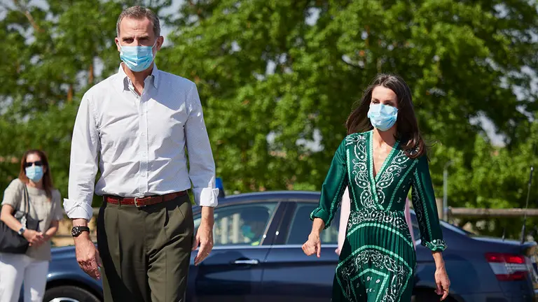 Los Reyes Don Felipe y Doña Letizia a su llegada para visitar el centro de la Asociación de Parálisis Cerebral de Navarra (Aspace), en Cizur Menor, Navarra (España), a 27 de julio de 2020. La visita de los Reyes se enmarca en la gira que están llevando a cabo por las comunidades autónomas para reconocer el esfuerzo del conjunto de la sociedad española frente a la pandemia del Covid-19 y apoyar a distintos sectores sociales en la recuperación de la actividad.

27 JULIO 2020 MONARQUÍA;REALEZA;CASA REAL;REY;REINA

27/7/2020