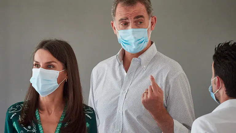 El Rey Don Felipe y la Reina Doña Letizia durante su visita a la empresa tecnológica das-Nano/Veridas, en Tajonar, Navarra (España), a 27 de julio de 2020. La visita de los Reyes se enmarca en la gira que están llevando a cabo por las comunidades autónomas para reconocer el esfuerzo del conjunto de la sociedad española frente a la pandemia del Covid-19 y apoyar a distintos sectores sociales en la recuperación de la actividad.

27 JULIO 2020 MONARQUÍA;REALEZA;CASA REAL;REY;REINA

27/7/2020