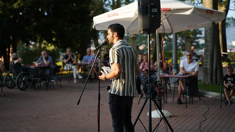 Un joven recita un poema en la edición de &#39;Arrebol&#39; de 2019. CEDIDA