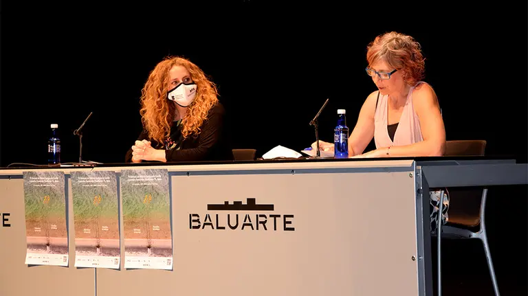 La consejera de Cultura y Deporte, Rebeca Esnaola, y la directora artística de la SMADE, Raquel Andueza.