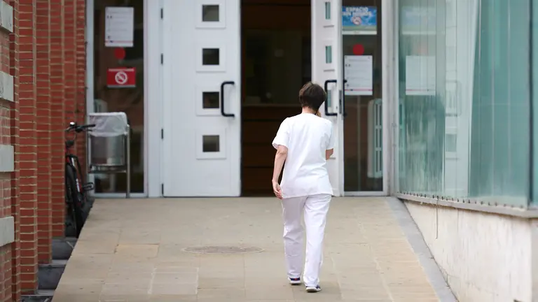 Persona sanitario en el Complejo Hospitalario de Navarra. PABLO LASAOSA
