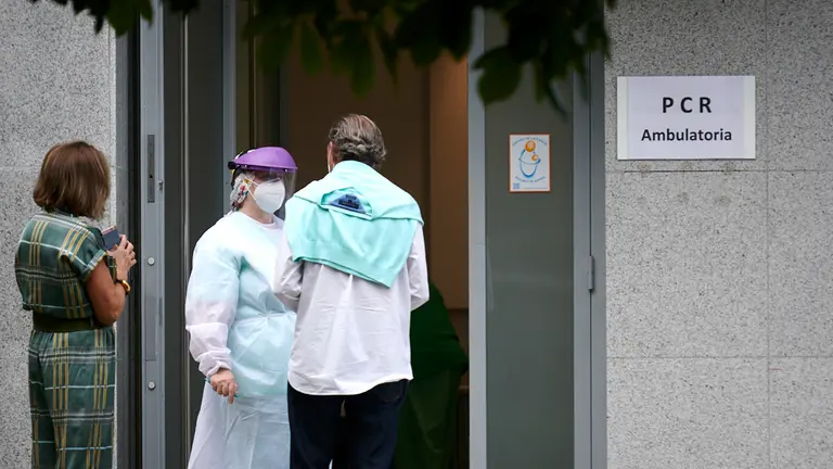 Persona sanitario en el Complejo Hospitalario de Navarra. PABLO LASAOSA
