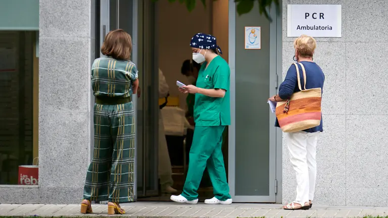Persona sanitario en el Complejo Hospitalario de Navarra. PABLO LASAOSA
