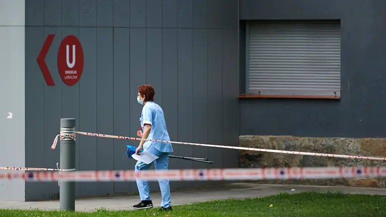 Persona sanitario en el Complejo Hospitalario de Navarra. PABLO LASAOSA
