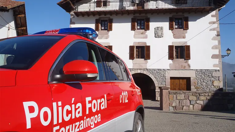 Un coche de la Policía Foral delante de un caserío. Twitter