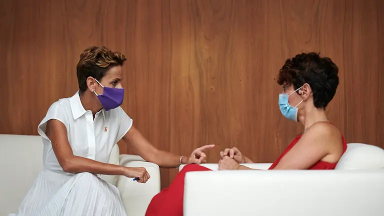 La presidenta del Gobierno de Navarra, María Chivite habla con Elma Saiz, consejera de Hacienda. PABLO LASAOSA