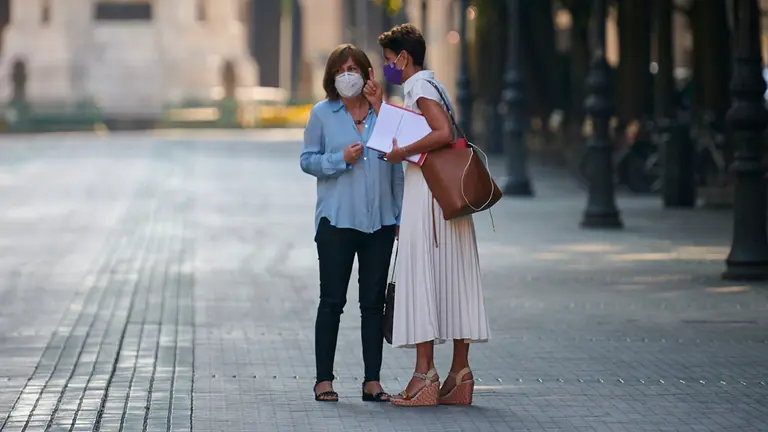 La expresidenta del Gobierno de Navarra Uxue Barkos habla con María Chivite, actual Presidenta. PABLO LASAOSA