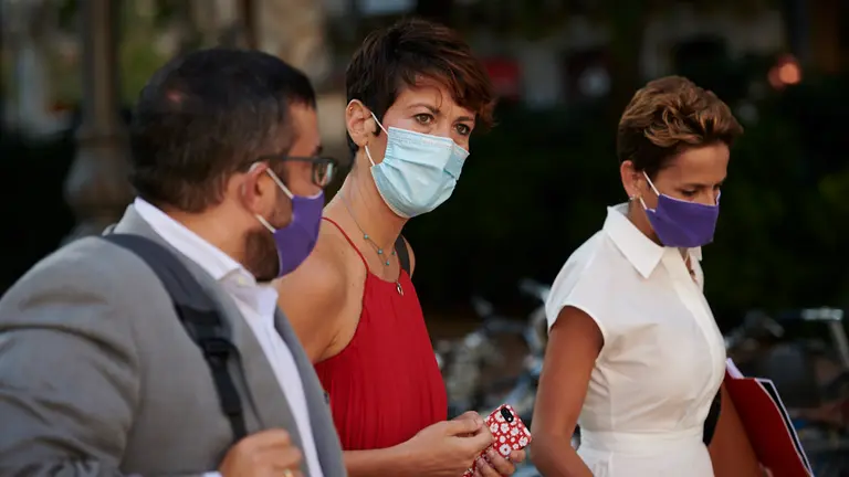 Javier Remírez(i), vicepresidente del Gobierno, Elma Sáiz(c) consejera de Hacienda y María Chivite(d), presidenta del Gobierno de Navarra acuden al Parlamento  de Navarra. PABLO LASAOSA