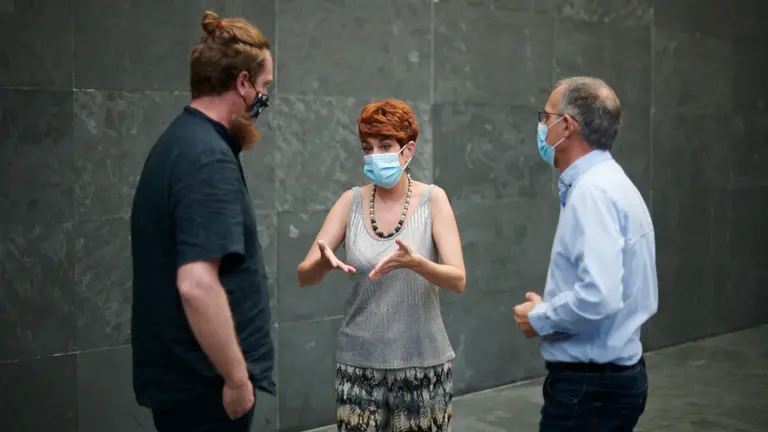 Bakartxo Ruiz(c) habla con Marioga Ramírez(i) y Adolfo Araiz, todos de EH Bildu. PABLO LASAOSA