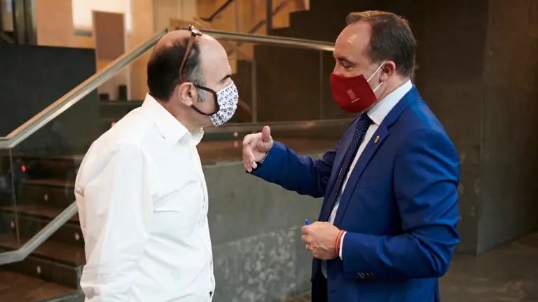 Javier Esparza(d) de Navarra Suma habla con Manu Ayerdi, Consejero de Desarrollo Económico. PABLO LASAOSA